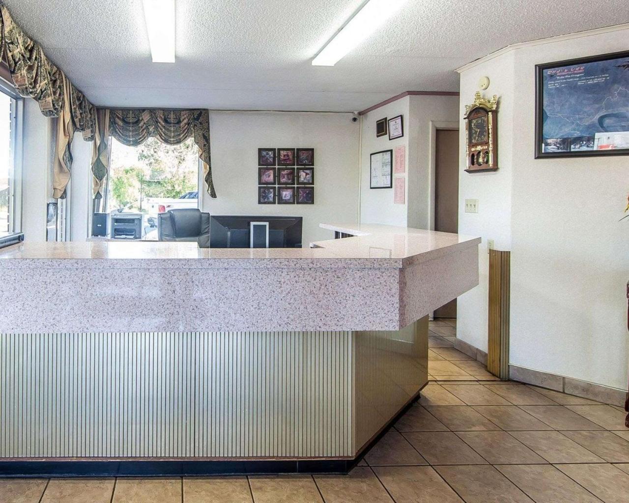סוויטווטר Rodeway Inn מראה חיצוני תמונה