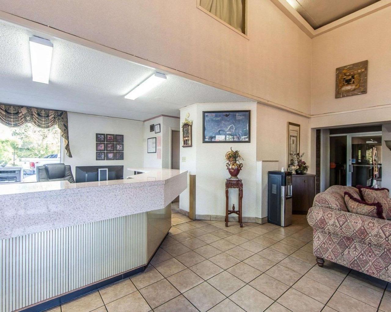 סוויטווטר Rodeway Inn מראה חיצוני תמונה