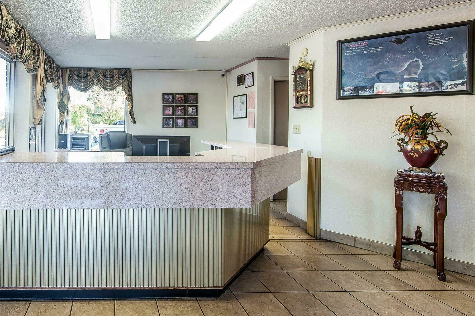 סוויטווטר Rodeway Inn מראה חיצוני תמונה