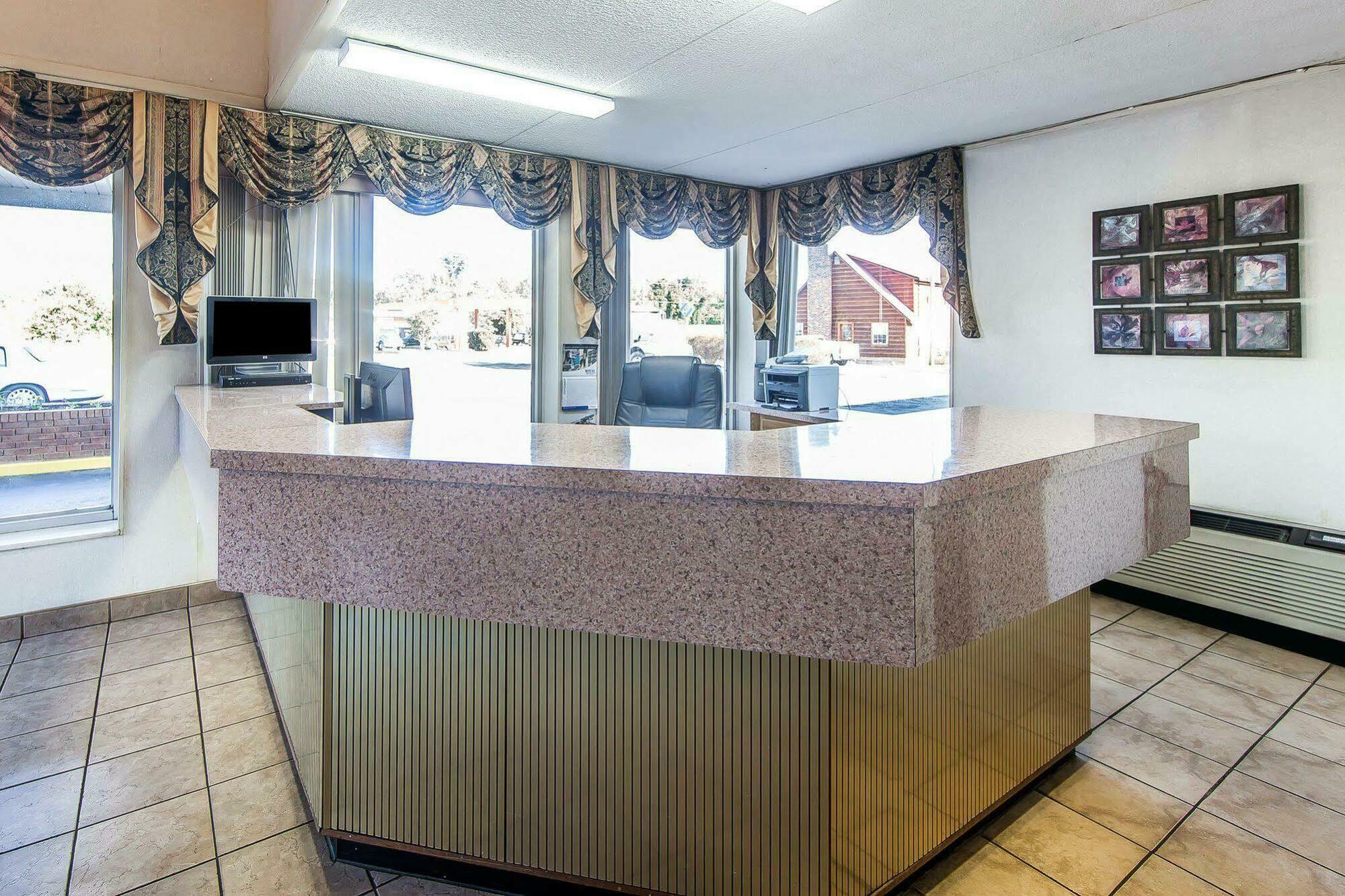 סוויטווטר Rodeway Inn מראה חיצוני תמונה