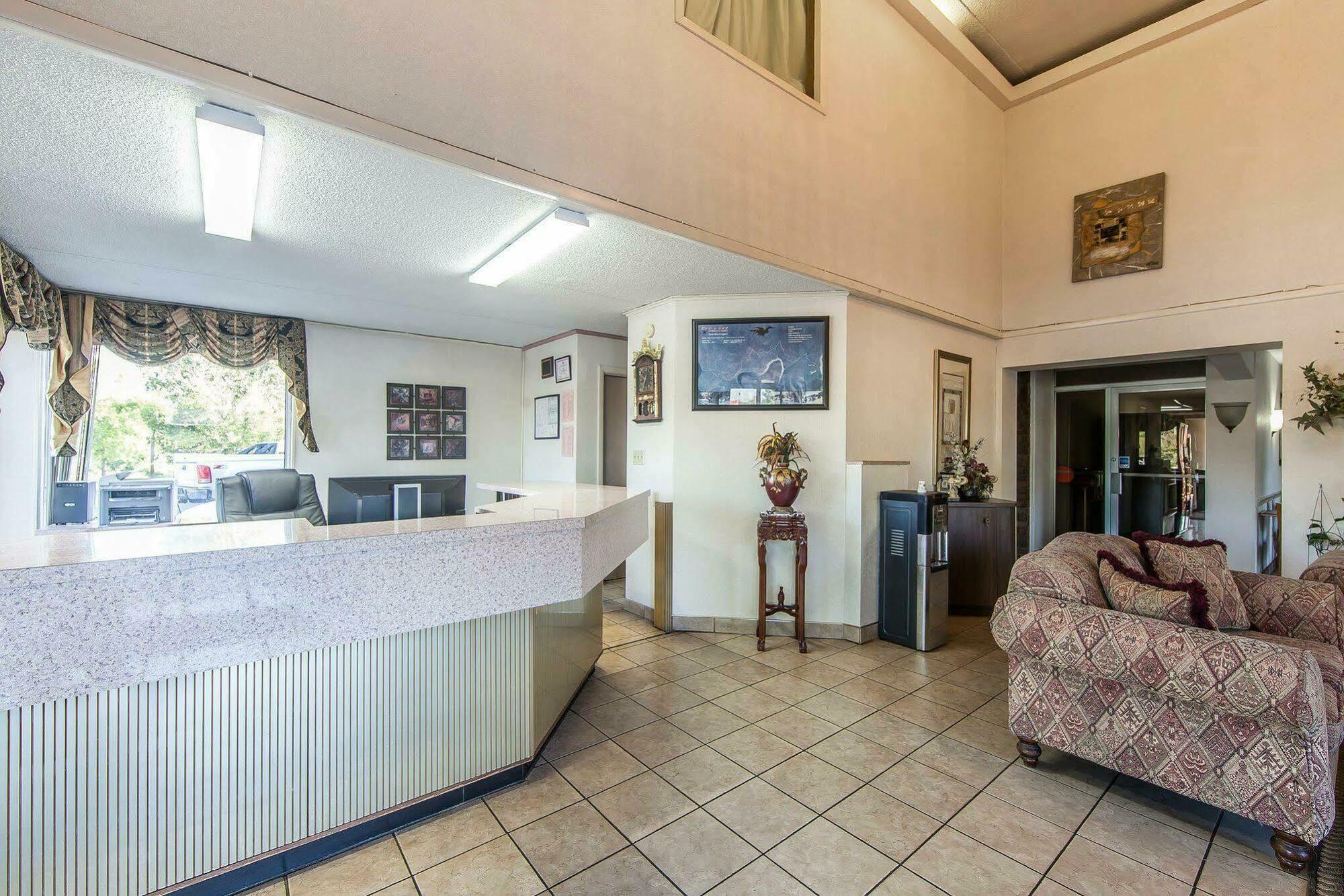 סוויטווטר Rodeway Inn מראה חיצוני תמונה