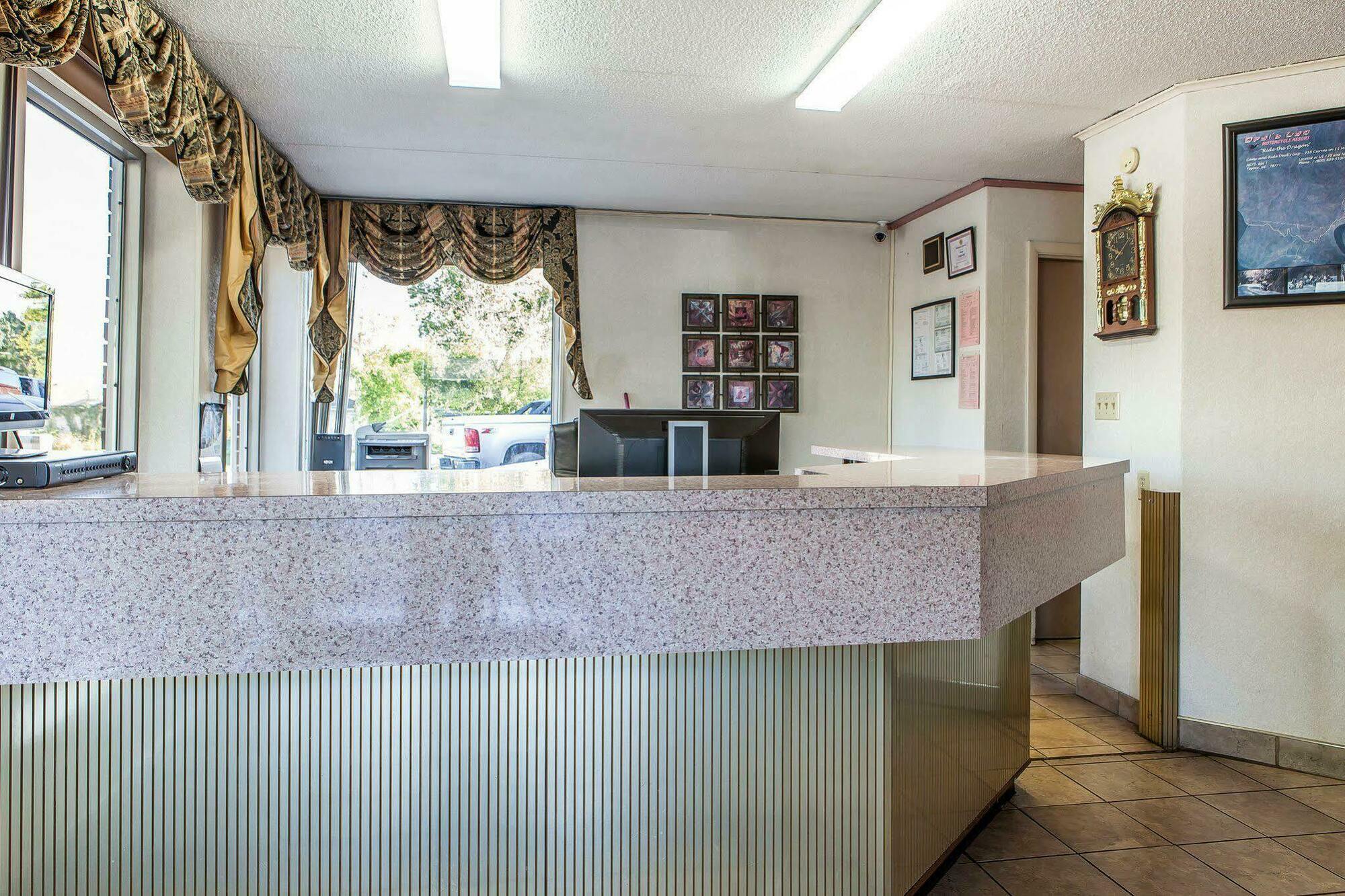 סוויטווטר Rodeway Inn מראה חיצוני תמונה