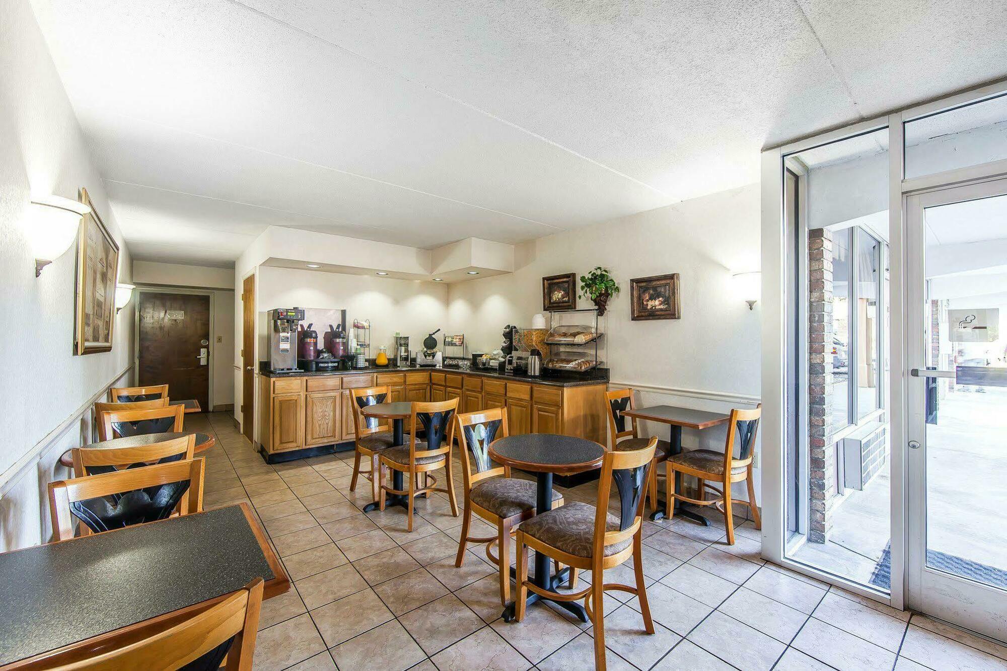 סוויטווטר Rodeway Inn מראה חיצוני תמונה