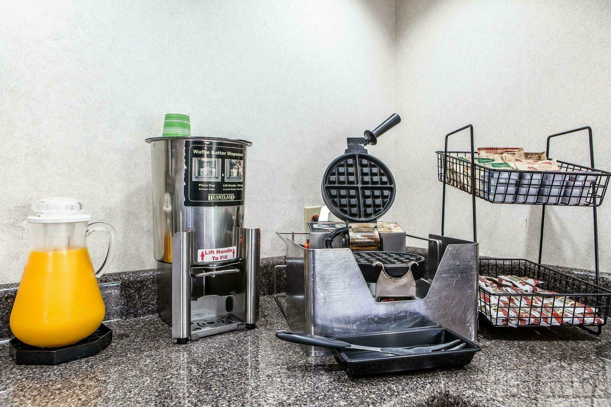 סוויטווטר Rodeway Inn מראה חיצוני תמונה